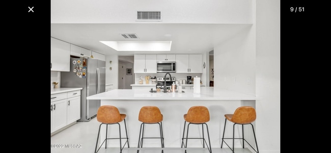 Building Photo - Gorgeous Remodeled Home w/Community Pool i...