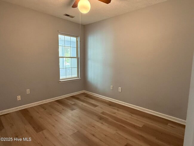 Building Photo - 1308 E Oak Island Dr