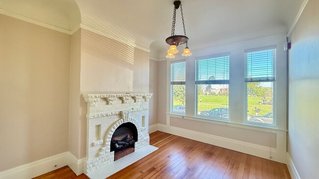 Primary Photo - Charming Updated 2BR/1BA Marina Apartment ...