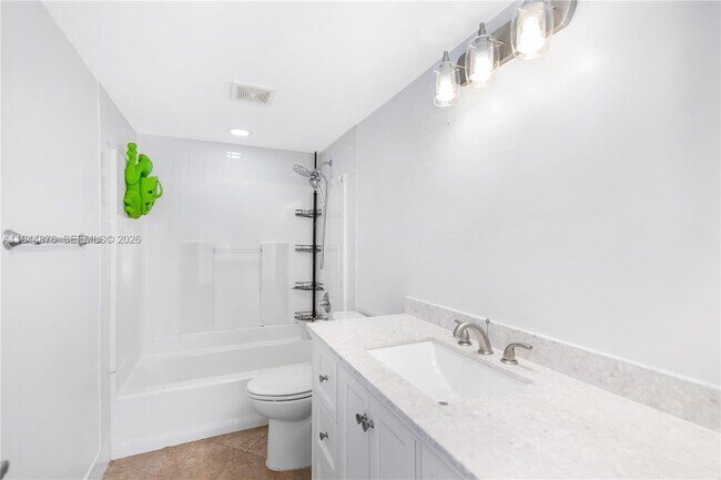 Building Photo - 7100 Fairway Dr