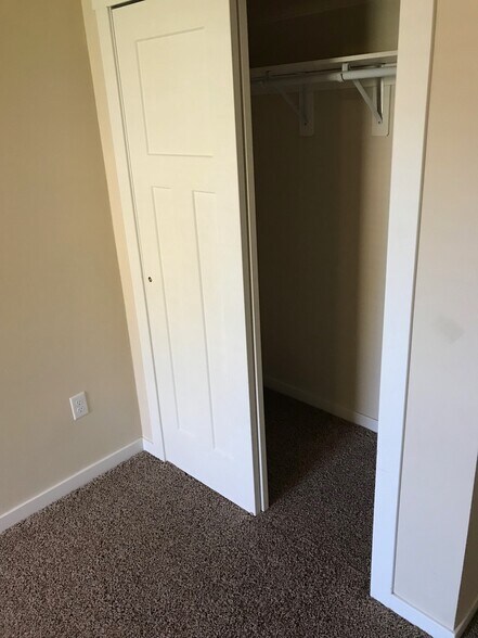 Building Photo - 1220 W Bismark Ave