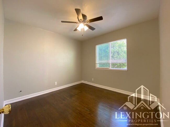 Building Photo - Spacious, 3BD/1BA, Home with Office in Car...