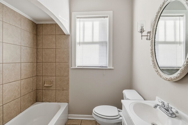 Building Photo - 871 University St