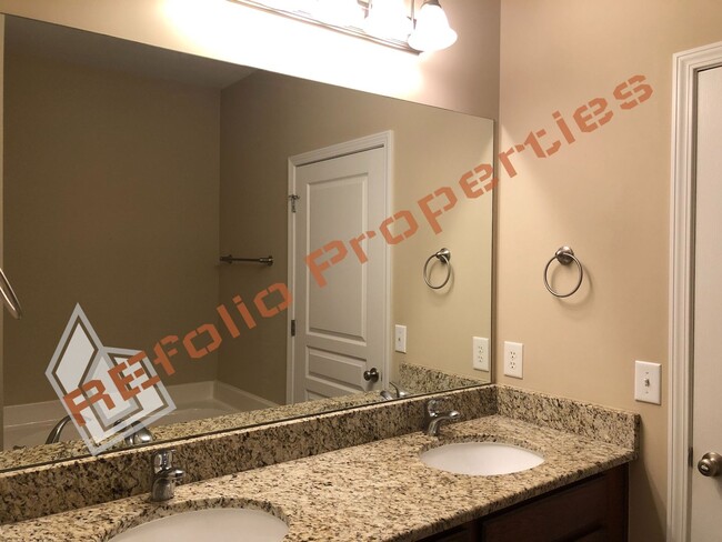 Building Photo - Great Location! 3 Bedroom 2.5 Bathroom 1 C...