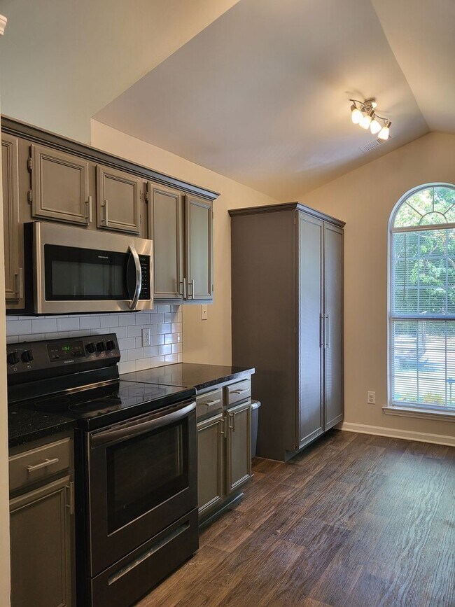 Building Photo - 3 bedroom Ranch