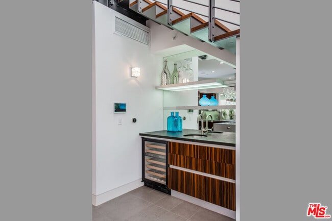 Building Photo - 1217 Cabrillo Ave