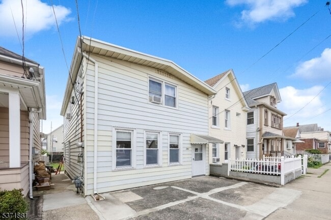 Building Photo - 38 Semel Ave
