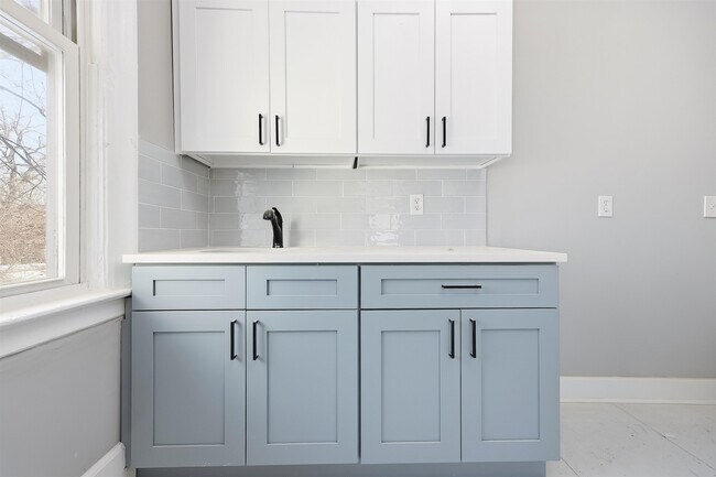 Building Photo - 40 Bayview Ave