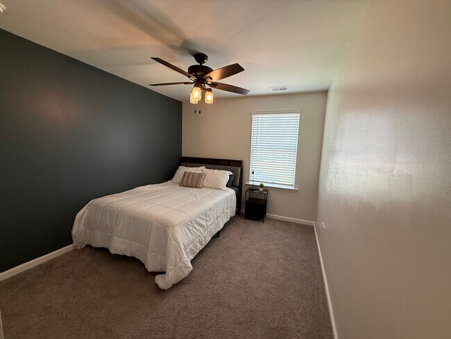 Building Photo - Fully Furnished - Move in Ready - Less than 12 month lease in SNEADS FERRY