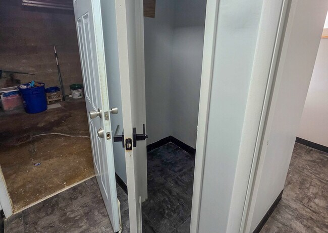 Building Photo - 408 Hazelnut Dr
