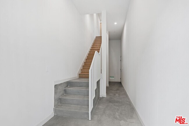 Building Photo - 2523 S Orange Dr