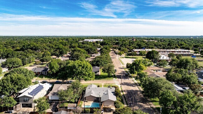 Building Photo - 3875 Buckthorne Dr