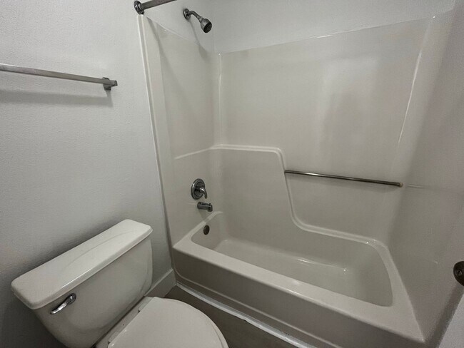 Building Photo - Adorable 2 bedroom, 1 bath!! Washer and Dr...