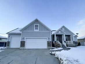 Building Photo - Fully Furnished 6 Bed, 3 Bath Home for Ren...