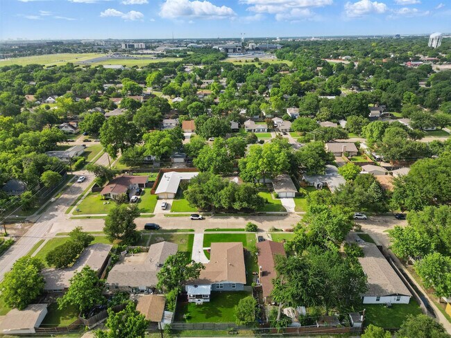 Building Photo - 743 Greenhaven Dr
