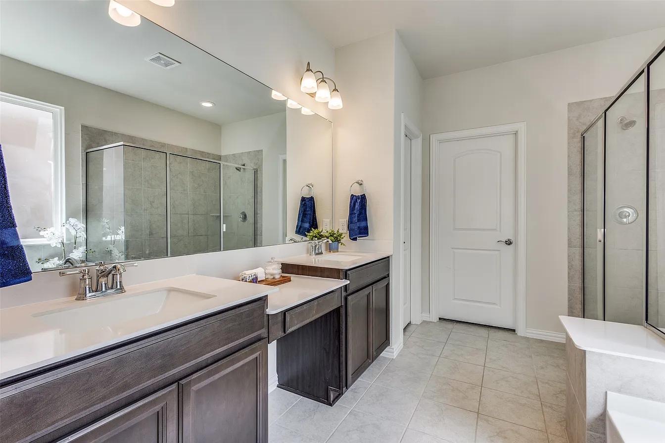 Master bathroom dual sink - 3340 Sorghum Way
