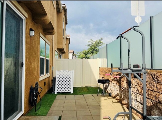 Building Photo - 3 Bdrm, 2.5 Ba Townhouse w/2 Car Attached Garage Available For Rent