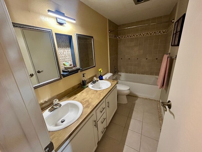 Building Photo - Fantastic 2 bed 1.5 bath townhome in Lynnw...
