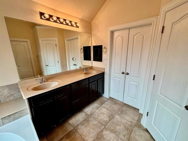 Building Photo - 2501 Speidel Dr