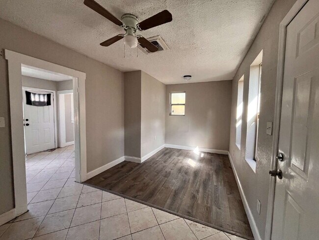 Building Photo - 2 Bedroom and 1 Bathroom apartment