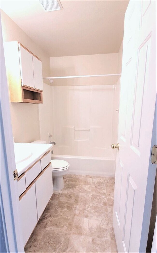 Building Photo - 674 Saratoga Dr