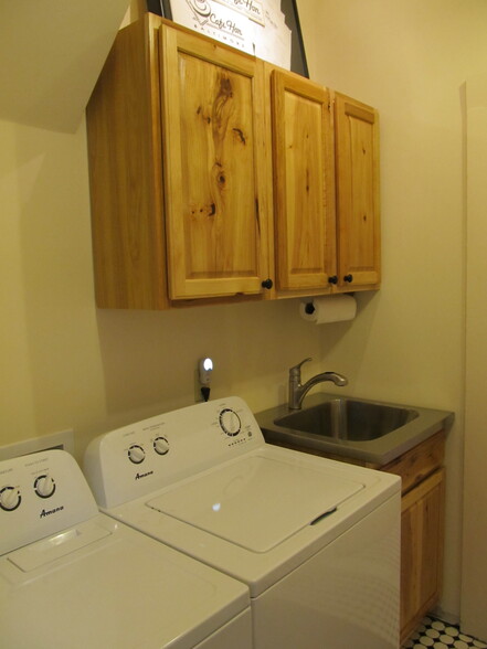 Shared Laundry Room - 301 W 2nd St