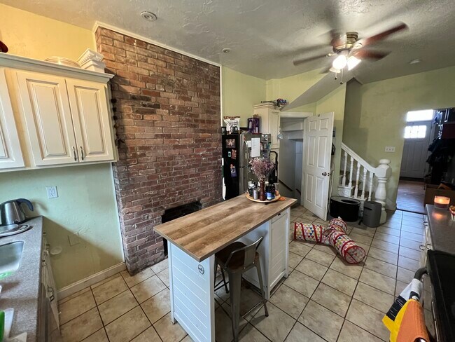 Building Photo - 1527 Saturn Way