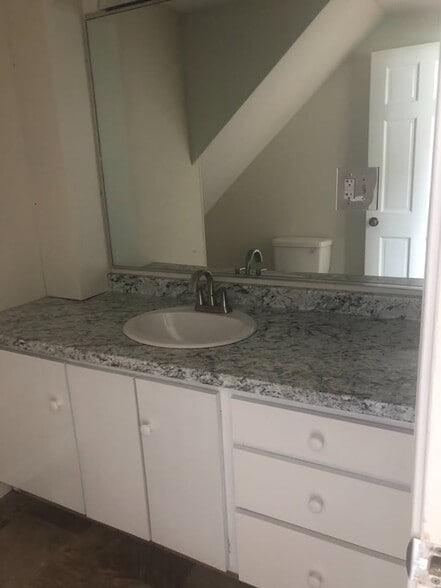 1/2 bath - 89 Congress St