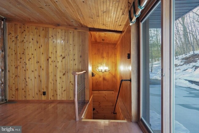 Building Photo - 371 Green Tree Dr