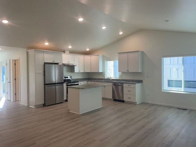 Building Photo - Single Level Freeland Home and Pet Friendly!