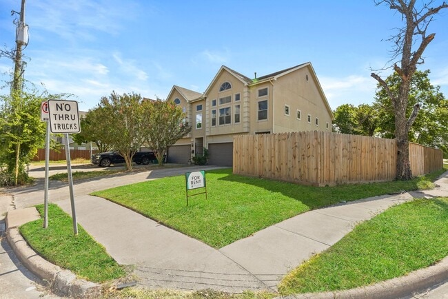 Building Photo - Charming 3-Bed, 2.5-Bath Home in the Heart of the Heights with Spacious Yard & Prime Location