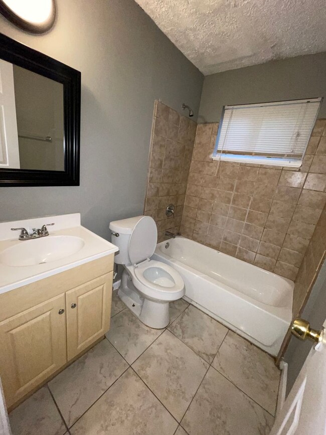 Building Photo - Beautiful 2 bedrooms 1 bathroom unit, read...