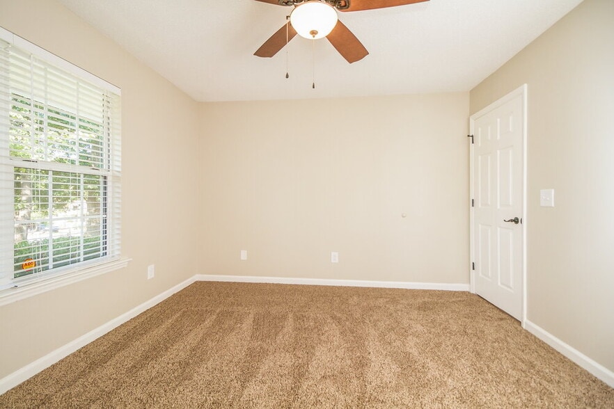 Building Photo - 2814 Meadowhill Dr