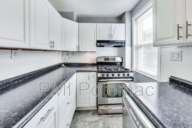 Building Photo - 3905 9th St SE