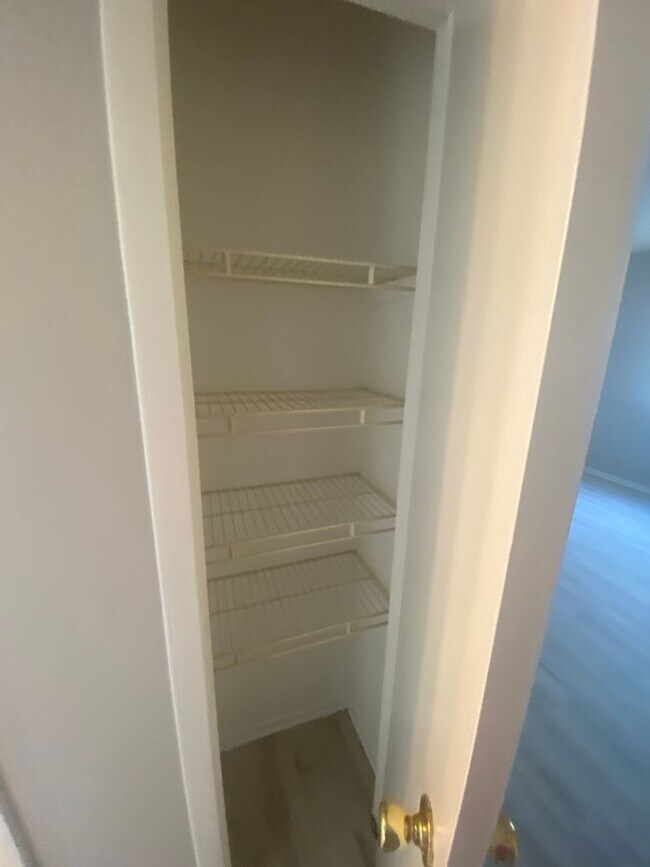 Building Photo - Renovated 2 Bed 1 Bath 1ST FLOOR!