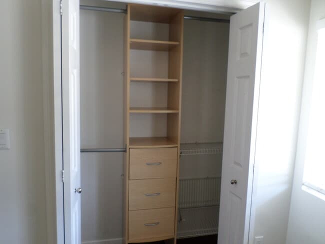 Building Photo - Classic & clean 3 bedroom 1.5 bath 1 story home