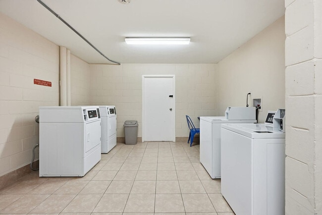 Building Photo - 8817 S Thomas Dr