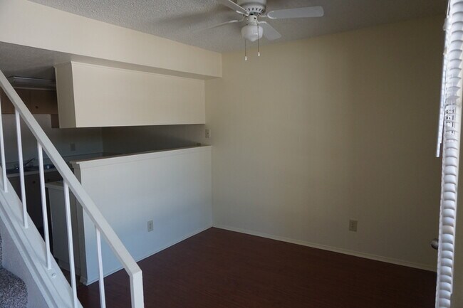 Building Photo - Charming 2 bed 1.5 bath Phoenix townhouse