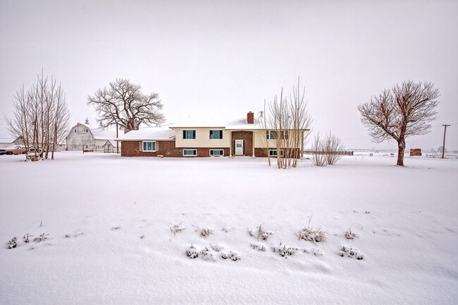 Primary Photo - Home with amazing views!