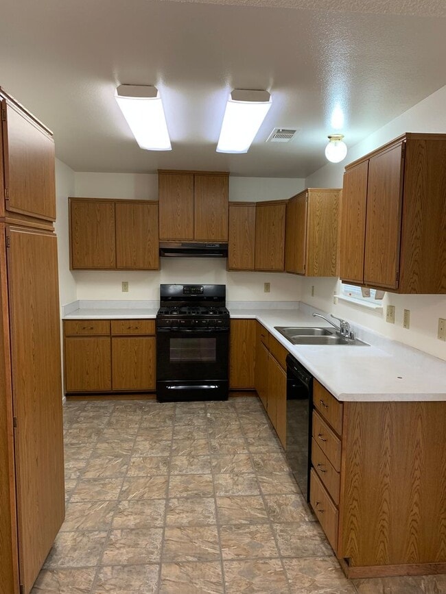 Building Photo - 3 Bedroom 2 Bath Home