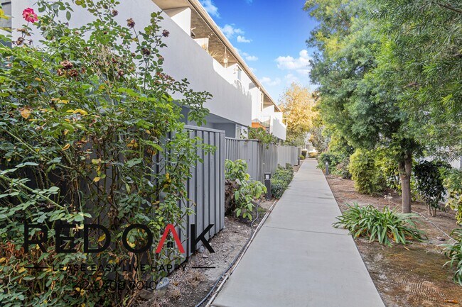 Building Photo - 4433 Colbath Ave