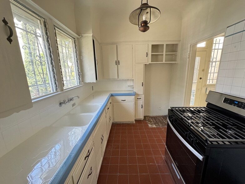 Building Photo - 422 S Detroit St