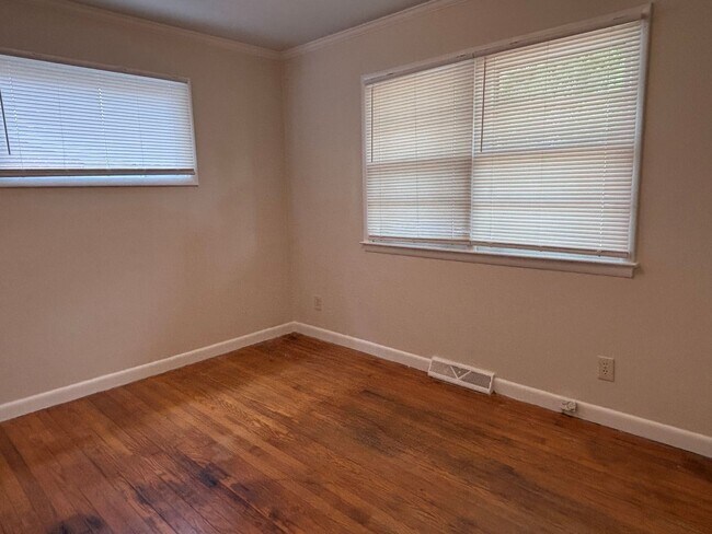 Building Photo - 3 BR with deck conveninent to Four Seasons Mall