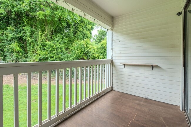 Building Photo - ***HALF OFF 1st Months Rent If Leased by 8/1/2026*** Fully Furnished 2BR/2.5BA Townhome Near UGA ...