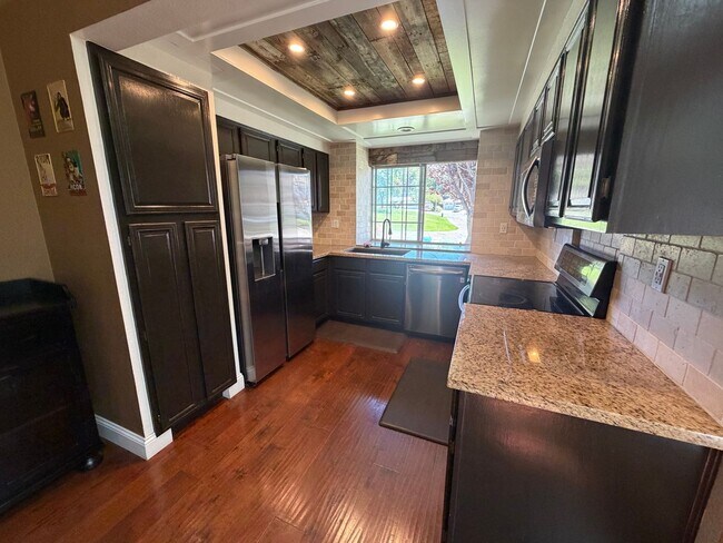Building Photo - 2461 Bay Hill Cir
