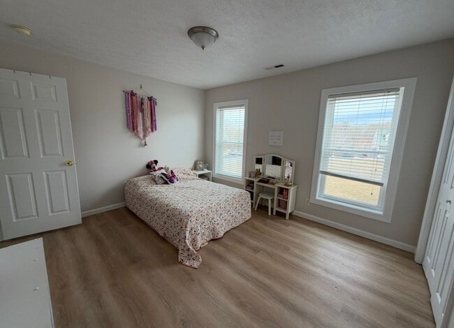 Building Photo - Roomy 5 Bedroom Home with Deck in Christiansburg