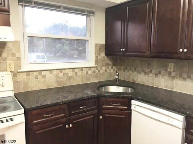 Building Photo - 28 Deanna Dr