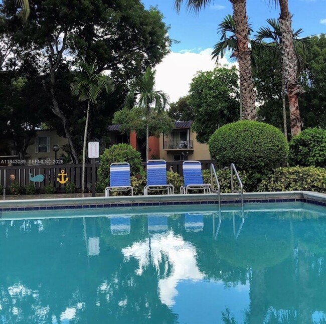 Building Photo - 10820 N Kendall Dr