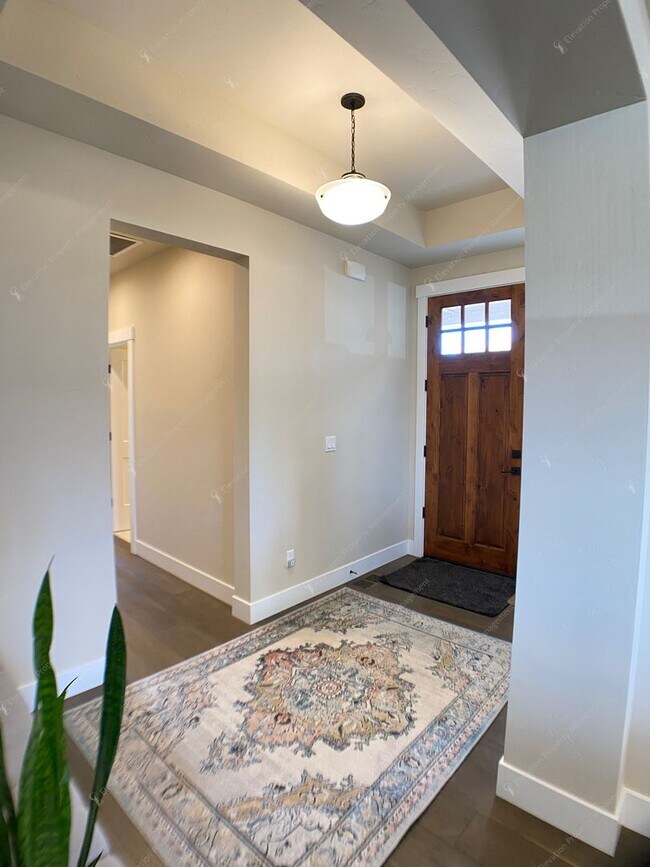 Building Photo - **Unfurnished** Single-level 3 BR-2BA  Home with Mountain Views