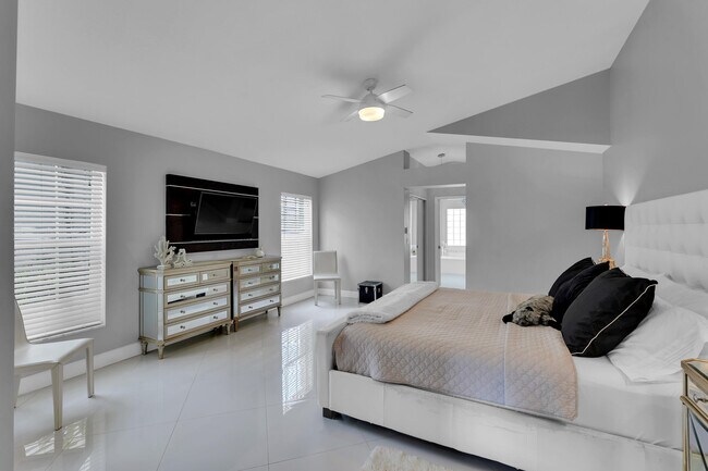 Building Photo - 6362 Brava Way